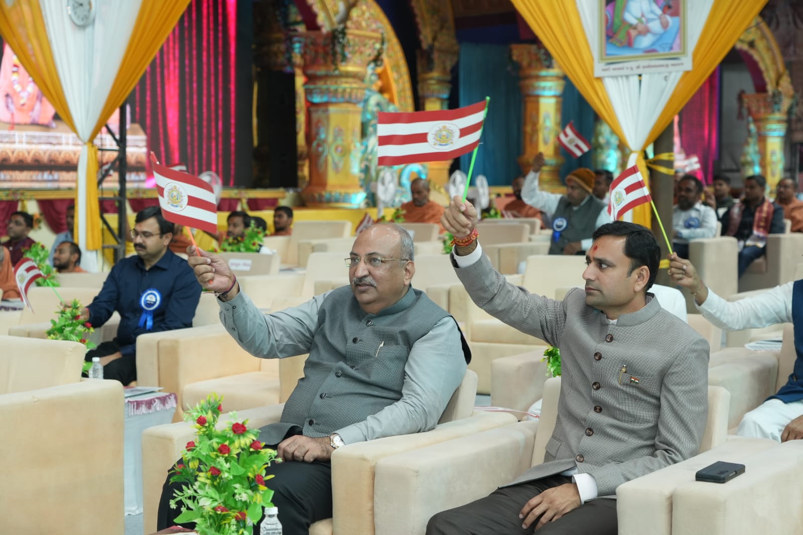 Founder and president Nilesh Mandlewala of Donate Life explained the importance of organ donation to the youth at a youth forum program held at Sri Swaminarayan Gurukul Mahotsav of  Rajkot Sanstha.